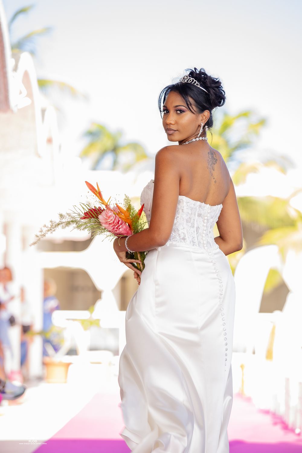 Mariée de dos avec bouquet